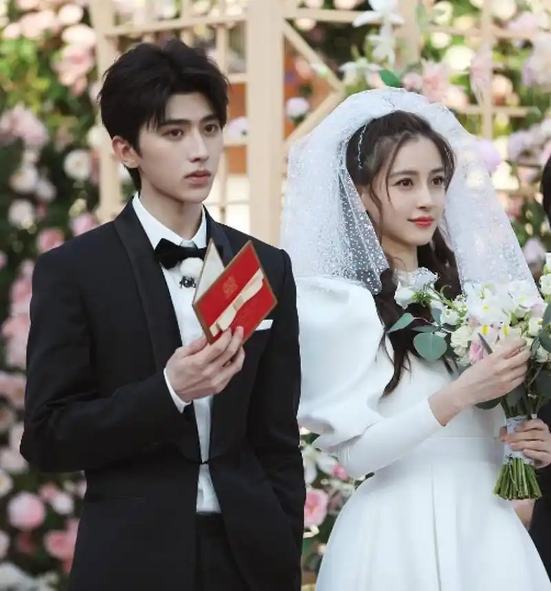 在东南亚,杨颖和蔡徐坤最近似乎抱团取暖了.