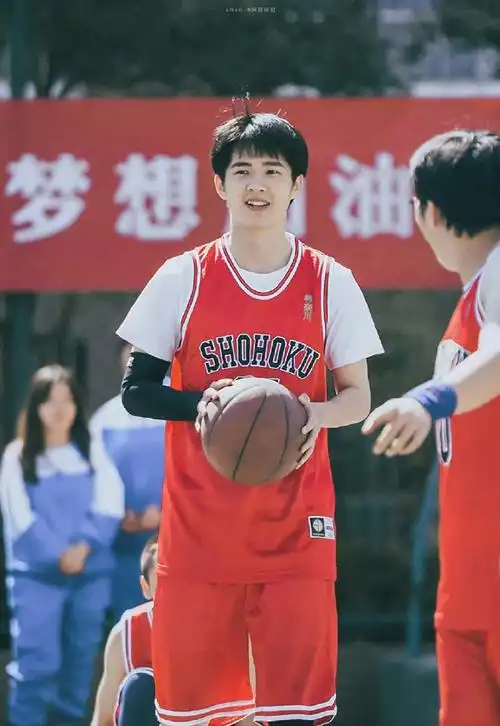 刘昊然打篮球照梦回余淮