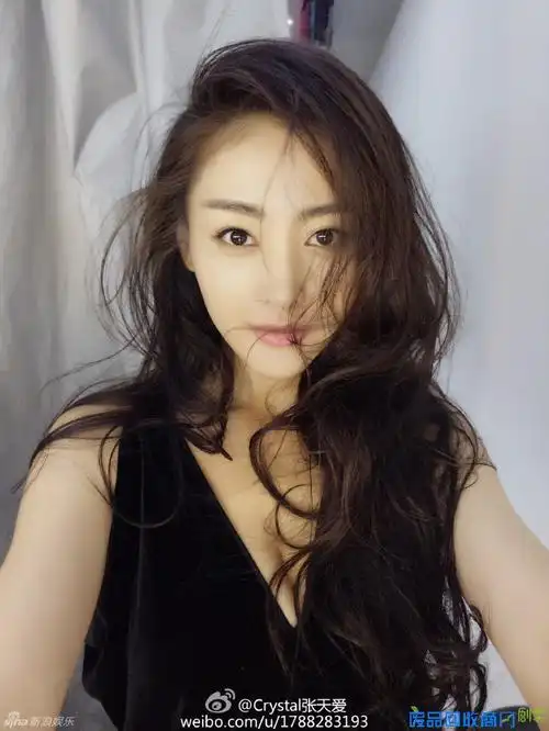 组图张天爱深v性感自拍嘟嘴卖萌显可爱俏皮