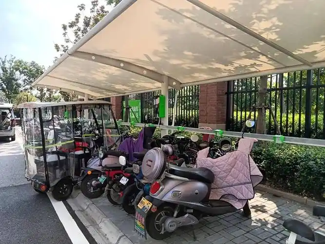 和两轮电瓶车充电桩,而针对老年代步车,大型三轮车充电的设备并不多见