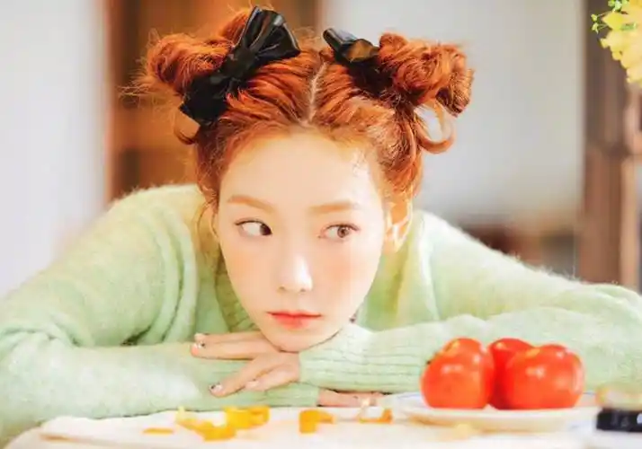 23岁jennie和30岁金泰妍,都挑战双丸子头,少女感竟然不相上下?