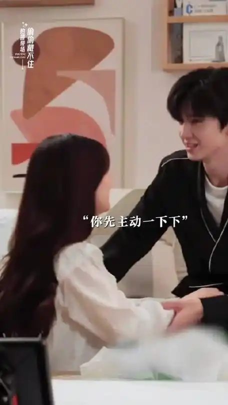 赵露思躲在陈哲远的怀里害羞##赵露思陈哲远沙发吻拍摄花絮