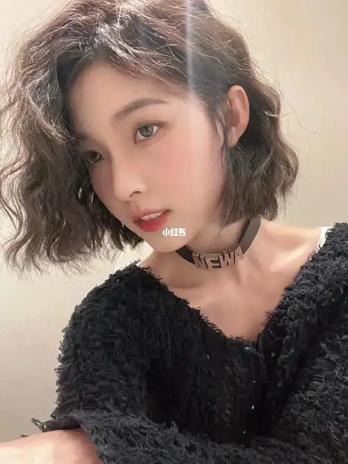 这样的短发羊毛卷快焊在头上 2022最火烫发