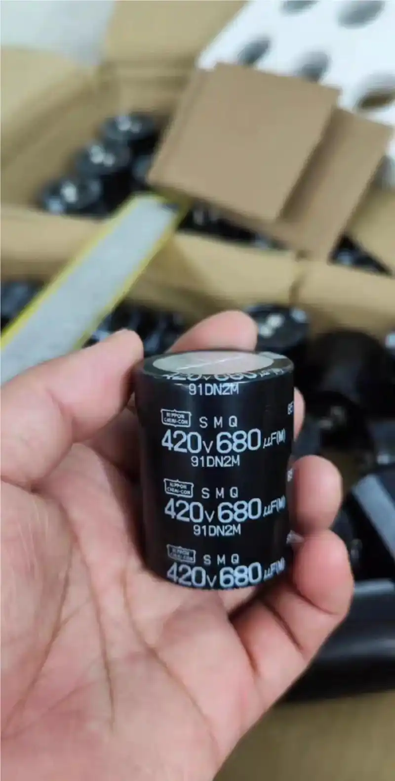 日本黑金刚牛角电容器:420v680uf (m) 91 - 抖音