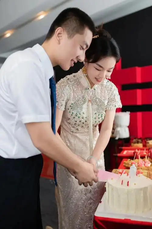 订婚快乐!#我们订婚啦 #始于初见止于终老 #订婚现场  - 抖音