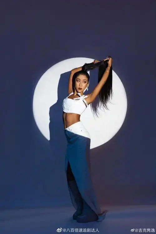 包,和旁边的姐姐一比更小更可爱了,网友:吉克隽逸小时候就这么黑了啊