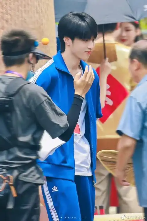 刘耀文萌探2蓝色运动服造型路透