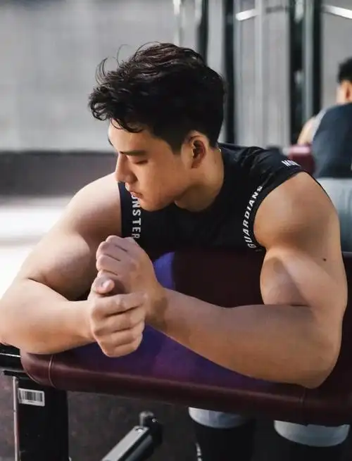 拥有帅帅酷酷的外形,虽然身材健硕,肌肉结实,但当你看到这位小哥哥的