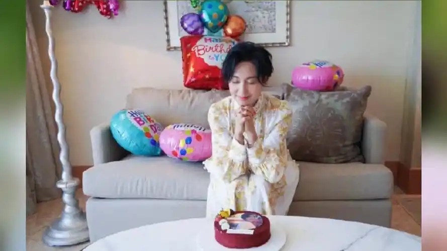 朱茵收生日惊喜开心到语无伦次宫廷风长裙配短发气质优雅-娱乐视频