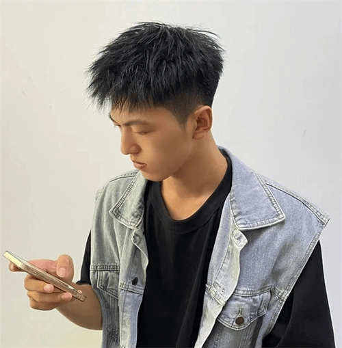 少年感十足烫发发型,帅气清爽,蓬松立体有型_摩根_束状_纹理