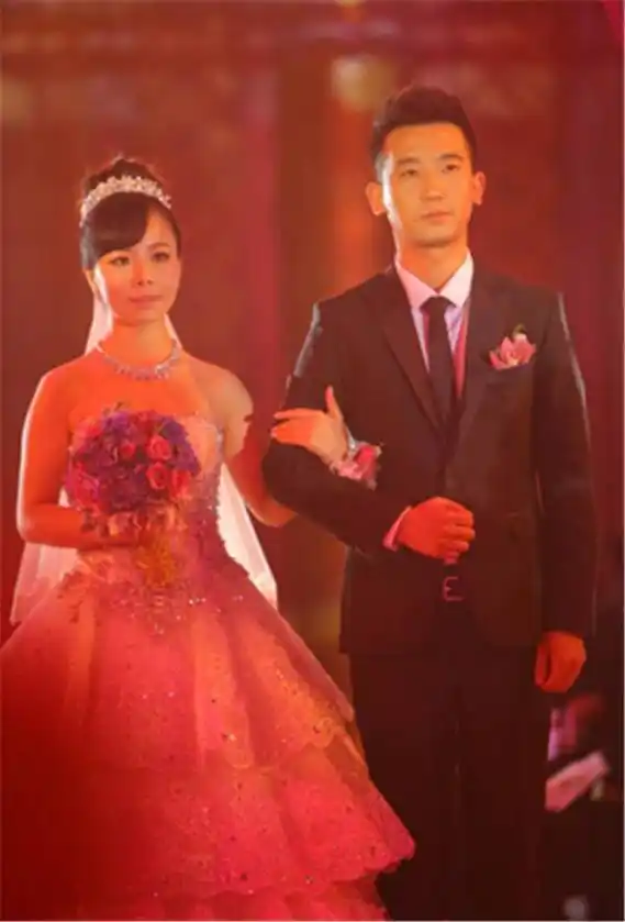 王二妮全家照:父母很朴实,老公高大帅气,姐妹俩共用一张脸