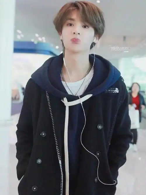 萌萌哒鸽子 黄明昊机场街拍:卖萌嘟嘟嘴,但貌似不太聪明的"亚子"