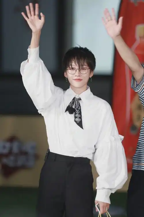 刘雨昕白衬衫眼镜造型,好好看呀……_高清图集_新浪网