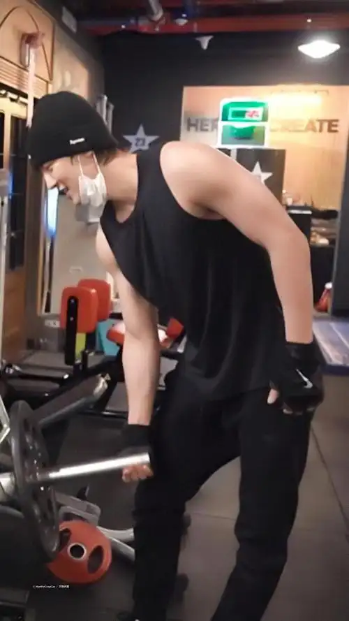 靠 朴灿烈现在的身材就是最吊的