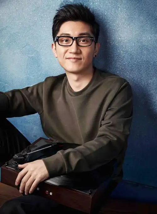 组图:金志文秋日写真曝光 蓝色礼服展轻熟气质