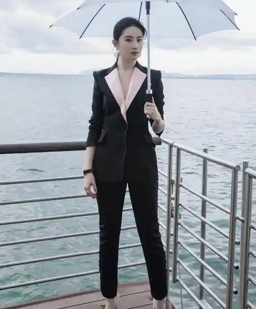 谁说穿西装外套的office lady都是女魔头?看看神仙姐姐刘亦菲的时