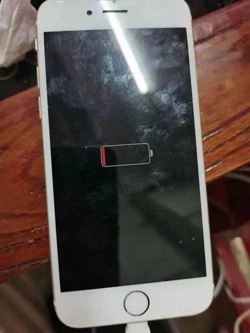 苹果6s电池充电时是绿色不充电显示黑色?(6s电量黑色)