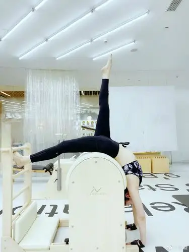 董璇晒健身照秀空中一字马 素颜出镜状态好