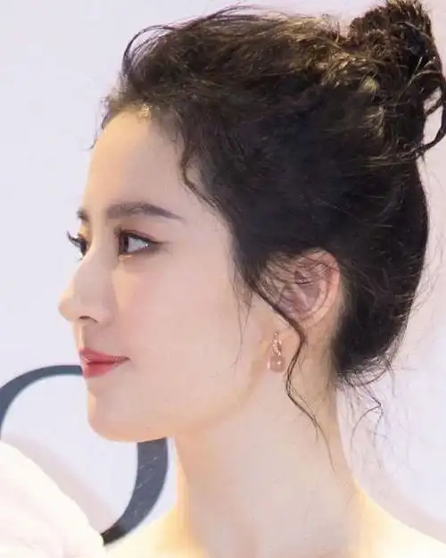 刘亦菲晒侧身照