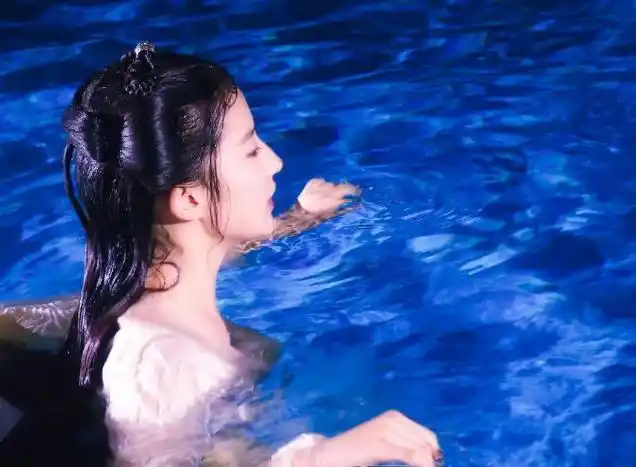 刘亦菲"水下戏"曝光,全身湿透,看到生图,网友:宛如出水芙蓉_腾讯新闻
