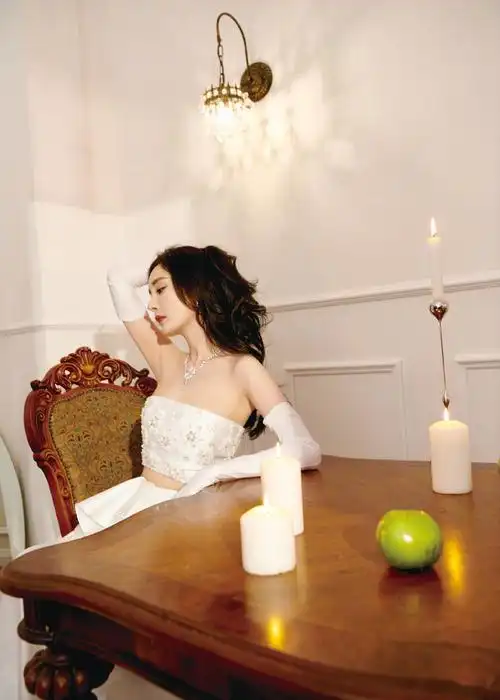 杨幂节目造型曝光她穿了一件白色抹胸曳地长款礼服裙