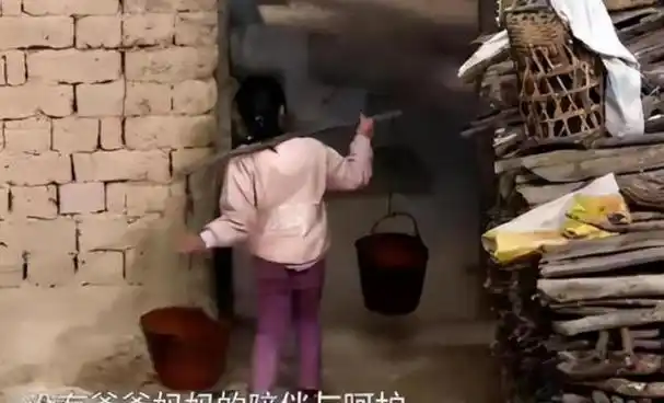 变形计最幸运女孩:被女富豪领养,倍受哥哥宠爱,如今考上本科