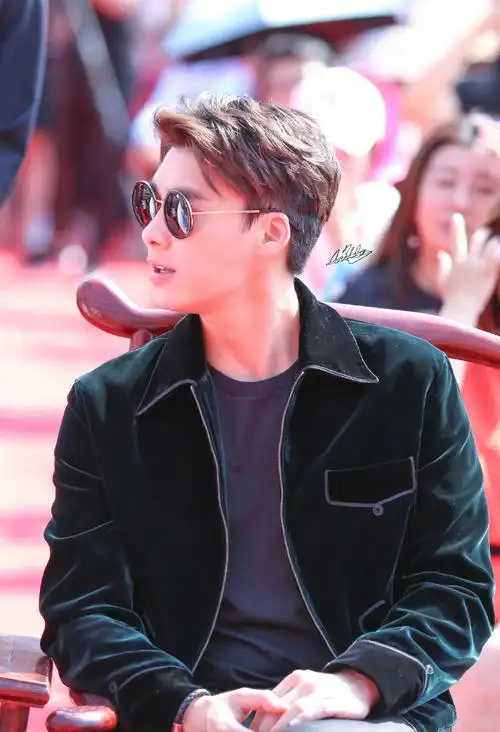 挑战每天按相册顺序发一张李易峰的照片