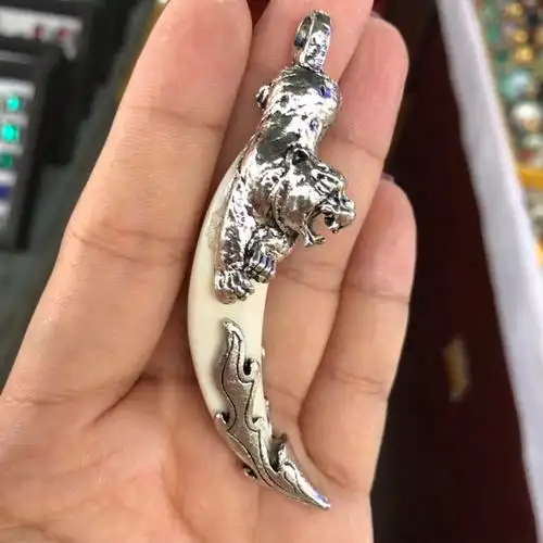 天然狼牙,藏银虎镶嵌,非常漂亮得小吊坠,招财辟邪保