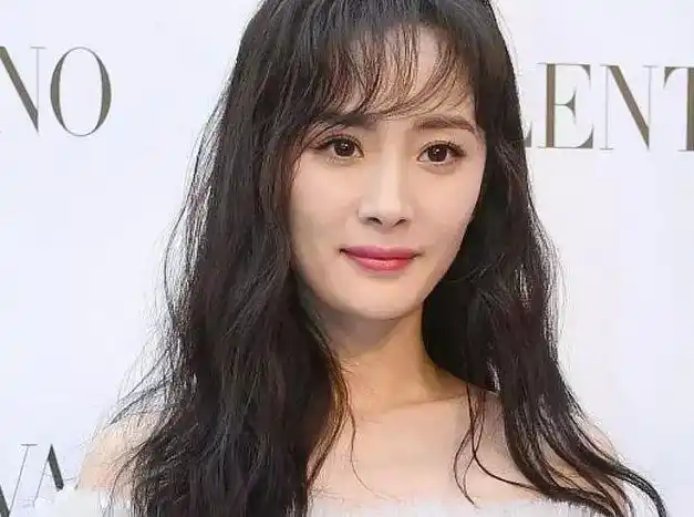杨幂多年前出席大影节被赞似芭比这次脸却垮了无p图吓人
