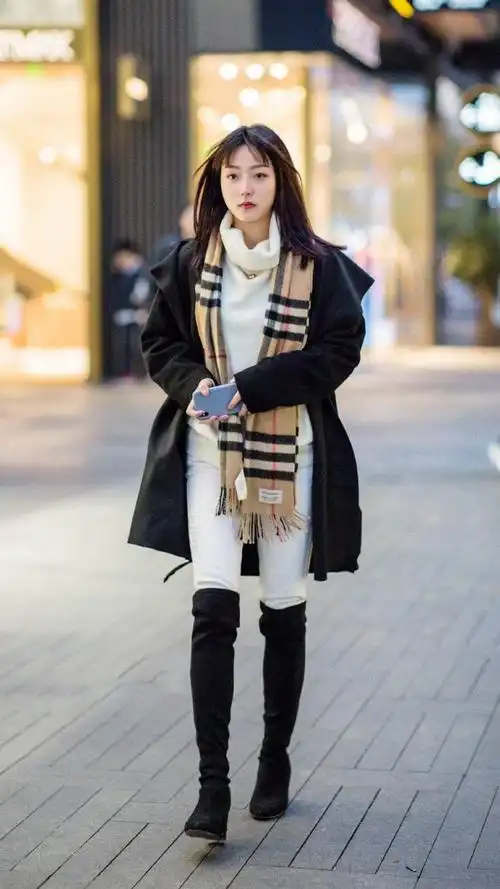 夏季穿紧身牛崽裤的女人,搭配一双高筒靴,除了保暖还凸显腿长