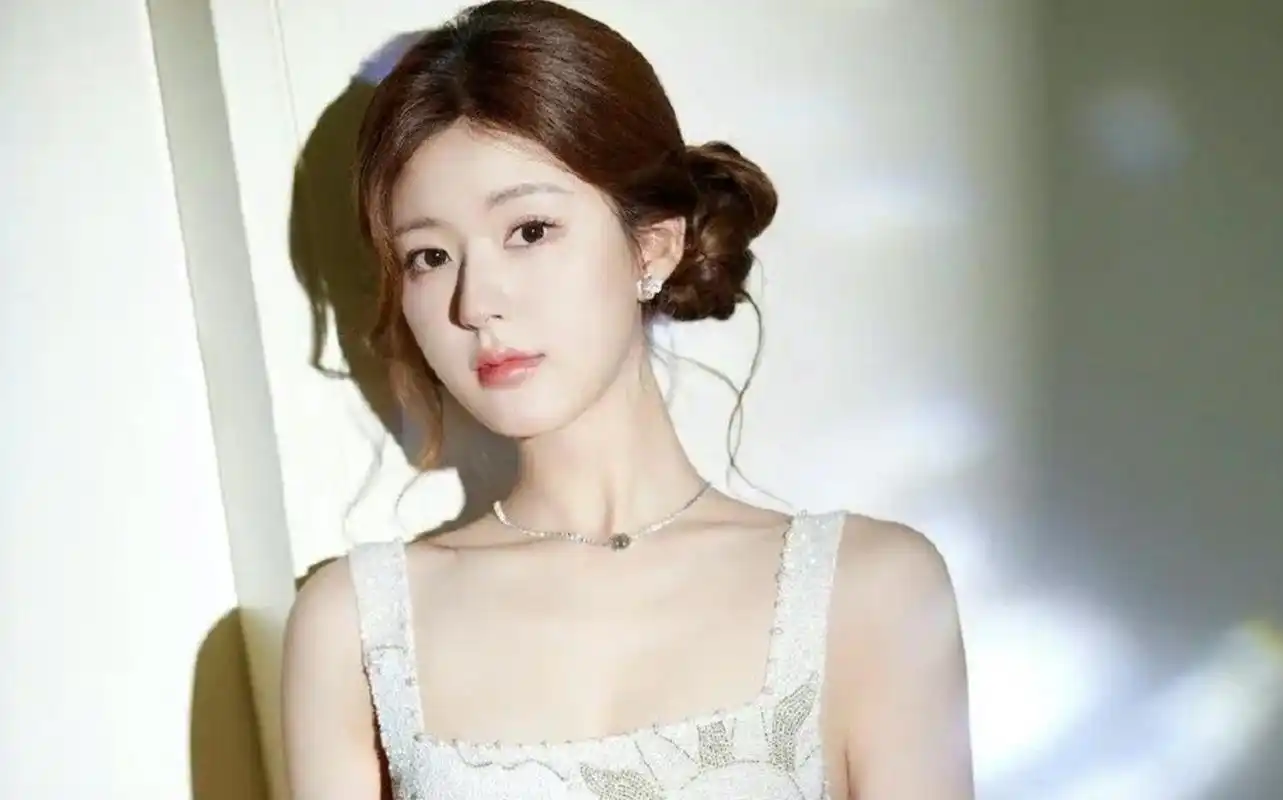 赵露思丸子头白色吊带