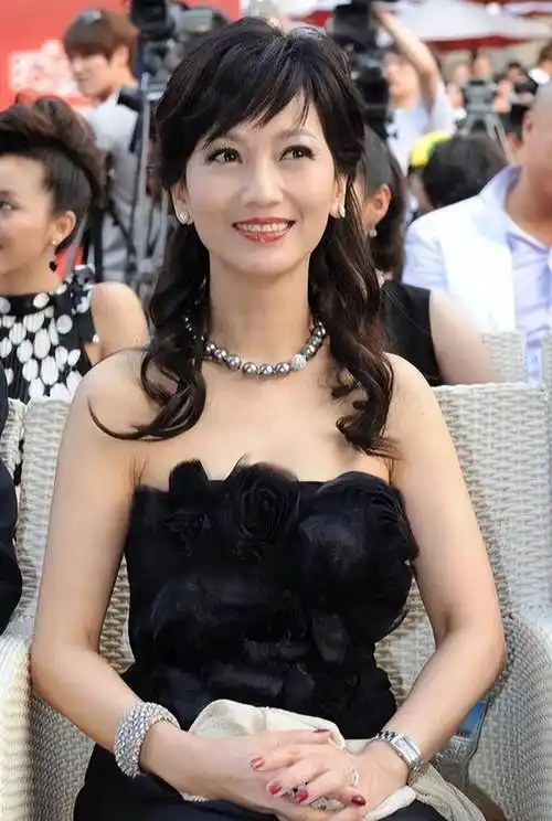 赵雅芝的无修生图让我明白:哪有什么不老女神,只有仪态决定气质_女人