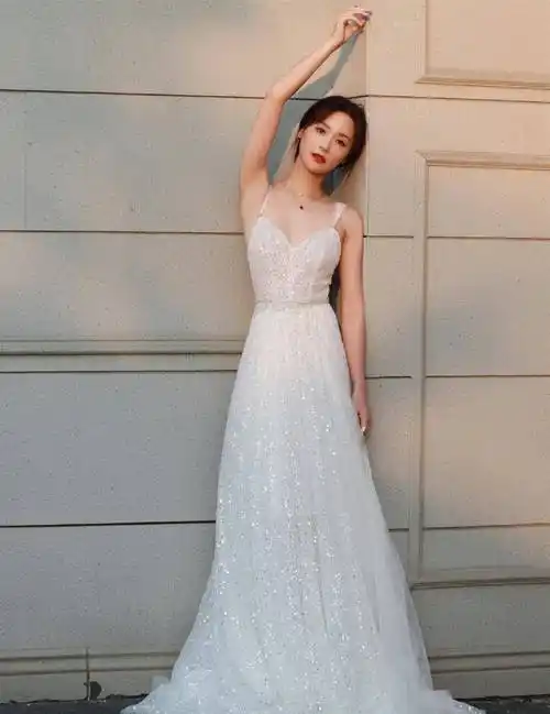 马景涛真的丢了宝!40岁的吴佳尼清纯脸庞下藏着火辣身材,穿泳装犹如美