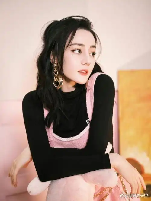 迪丽热巴,这个名字如今已经家喻户晓,是中国当红偶像.