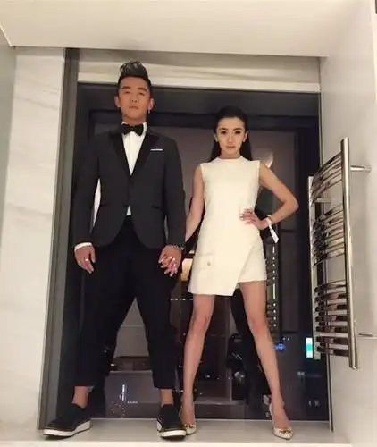 郑恺的身高将近1米8,身高只到他嘴唇的程晓玥却有一双不输于他的大