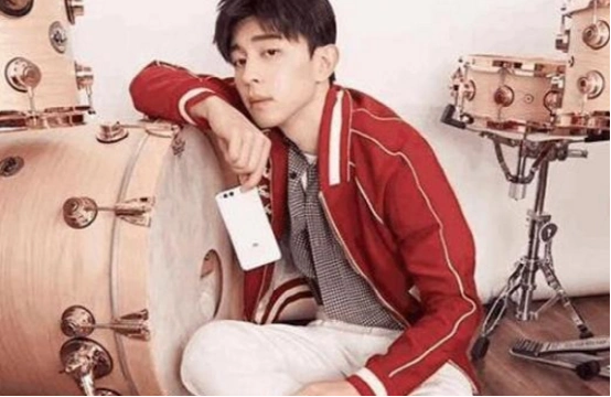 带你看看邓伦住的豪宅,平时经常在家吃快餐,装修豪华也白费了