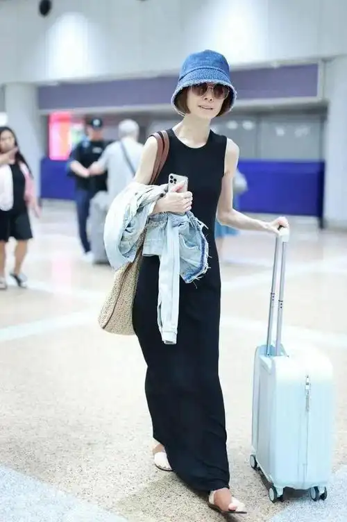 53岁鲁豫胖20斤整容式变美走机场穿修身裙又时髦又有曲线美