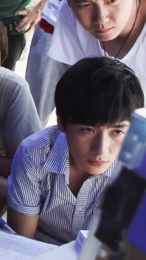 朱一龙娱乐圈前期旧照 顺毛小卷奶呼呼