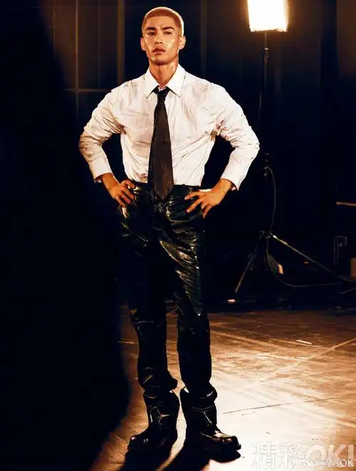 扯领带好禁欲系的感觉,能不能让米卡去拍电影! 想看!