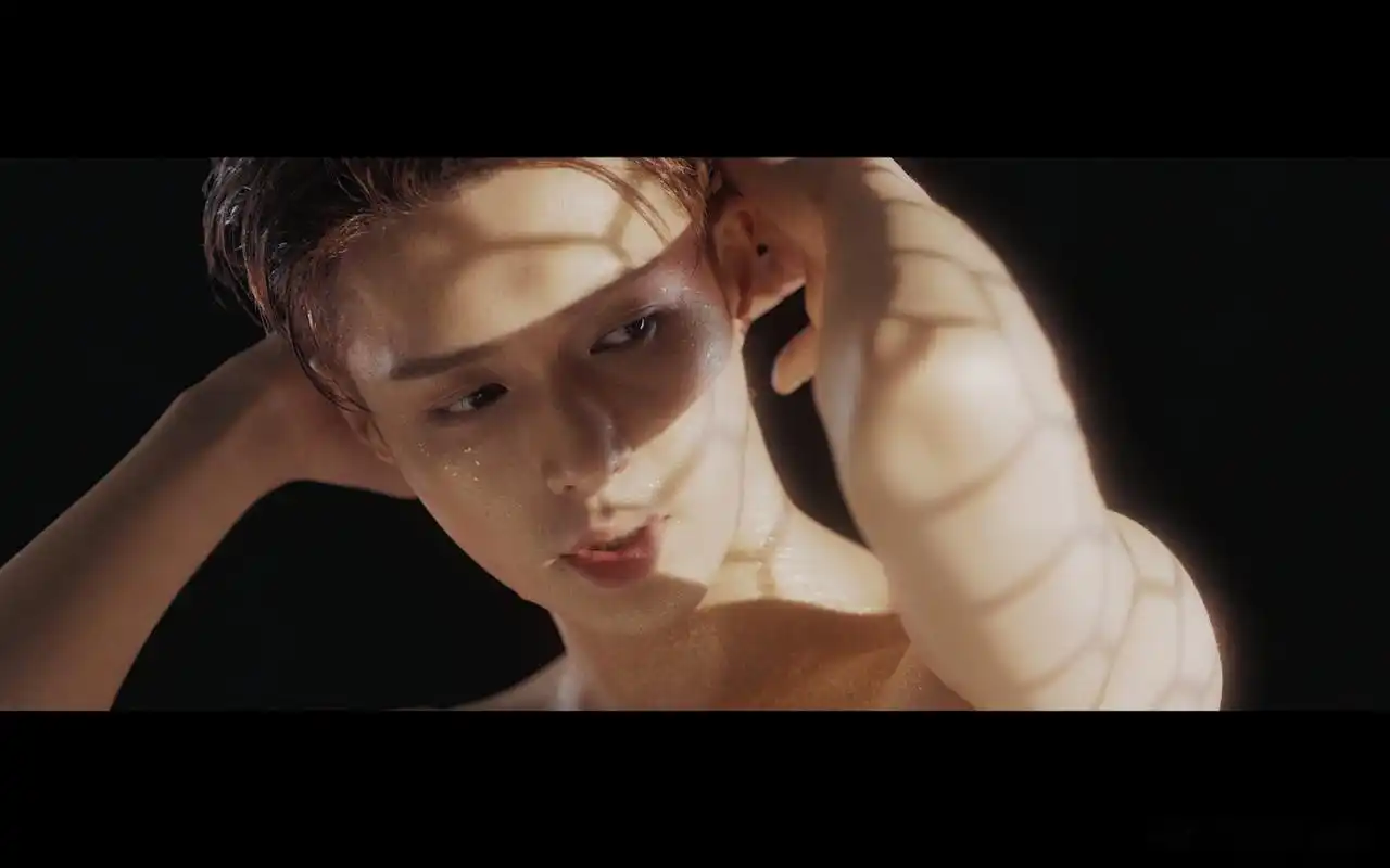 六块腹肌和背肌的超强组合极具视觉冲击,坚持勤锻炼的张艺兴让人佩服!