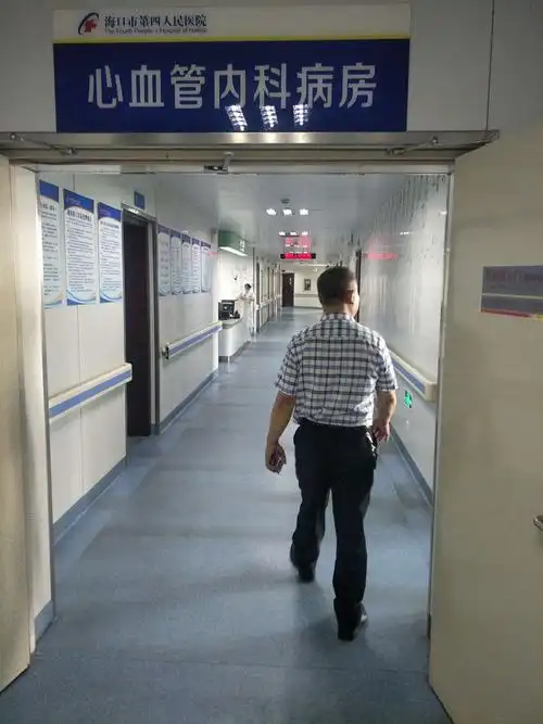 3.心血管内科厕所地面潮湿,应摆放防跌倒指示牌.