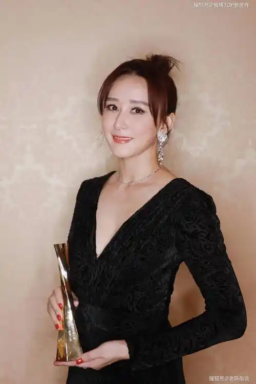 狠性感满是成熟韵味胡静写真赏