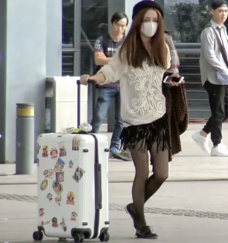 姚笛只身抵沪黑丝秀美腿 眼神流露防备