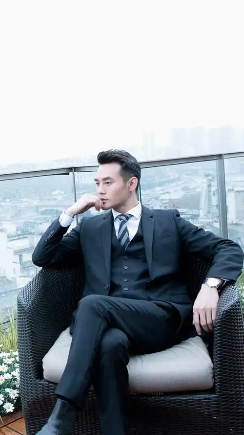 中,西装look简直不要太迷人,多多拍戏吧,娱乐圈缺少这种男人味十足的