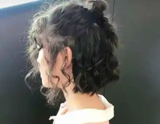 首页 美容 发型泡面卷发型,更适合染颜色偏深一些的发色.