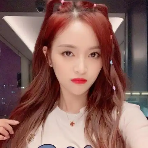 火箭少女101吴宣仪换发型辫子扎一节一节可爱到犯规