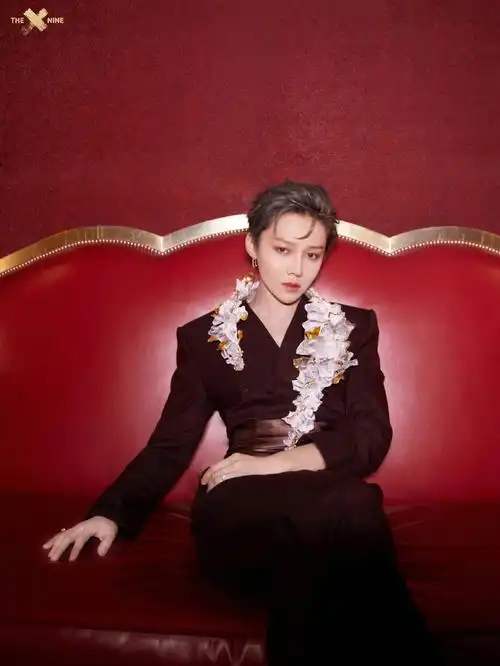 刘雨昕穿酒红色西装酷飒十足 绸缎腰带尽显腰部线条