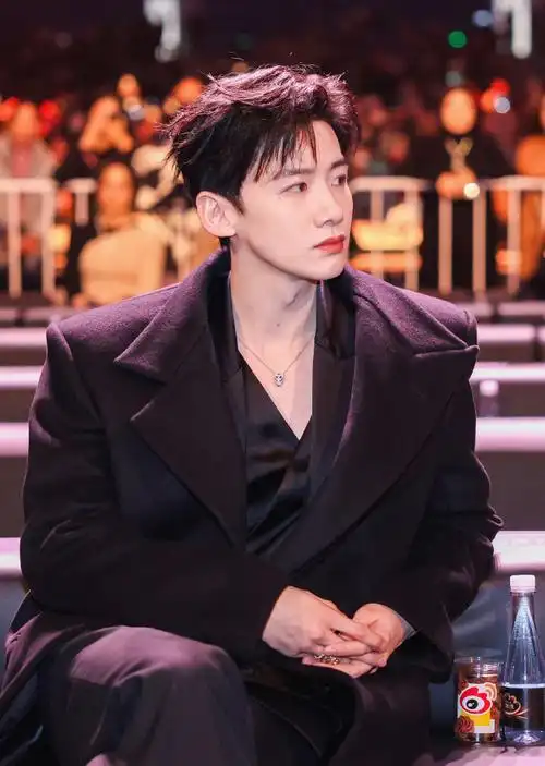 白敬亭超话#微博之夜#    96恭喜演员@白敬亭获得『年度质感演员』