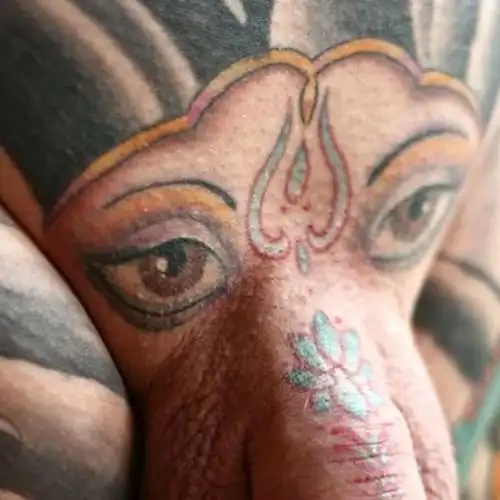 用血肉雕刻的疤痕纹身一看很痛再看很嗨