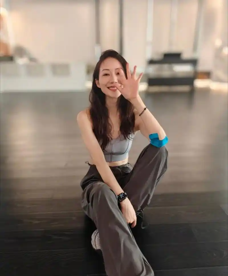 韩雪,身穿运动健身服,好瘦好美,原来明星拍照也喜欢比"耶",被美到了